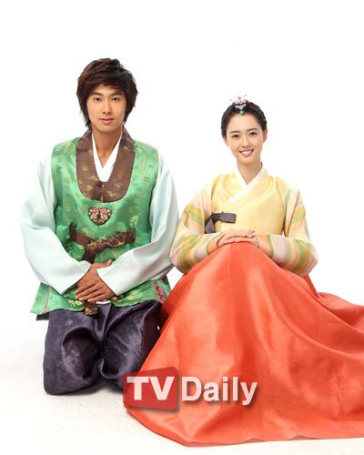 组图:郑允浩高雅拉博收视 身穿韩服送节日祝福