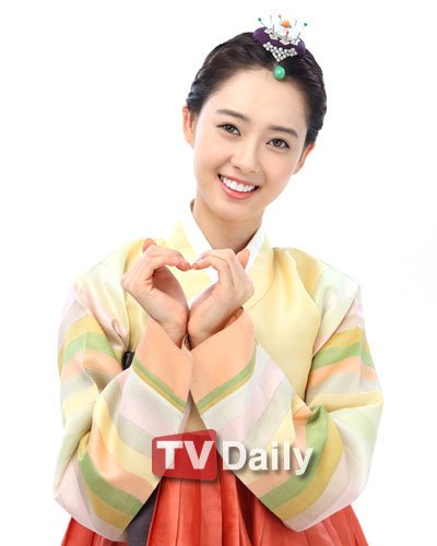 组图:郑允浩高雅拉博收视 身穿韩服送节日祝福