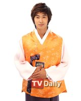 组图:郑允浩高雅拉博收视 身穿韩服送节日祝福