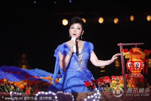 2009央视中秋晚会 歌手王莉演唱《山茶花》(图
