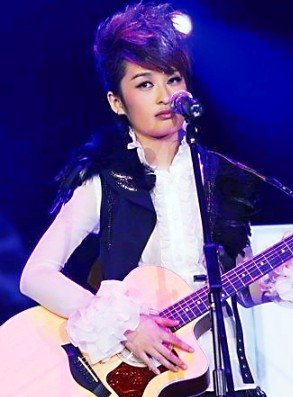 快女十强上海开唱 曾轶可哭喊《狮子座》没抄