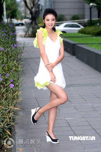 新剧公交车上做宣传 安以轩赞吴建豪身材好(图