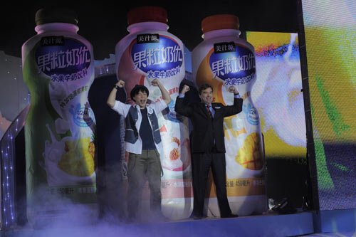 陈奕迅出席美汁源果粒奶优新品上市活动
