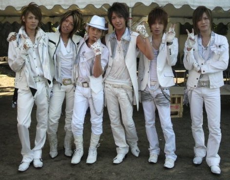 yuga率五位牛郎组合 邀川村幸惠出演mv成话题