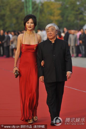 图文:金鸡百花电影节闭幕高<em>宝宝红裙</em>美艳亮相