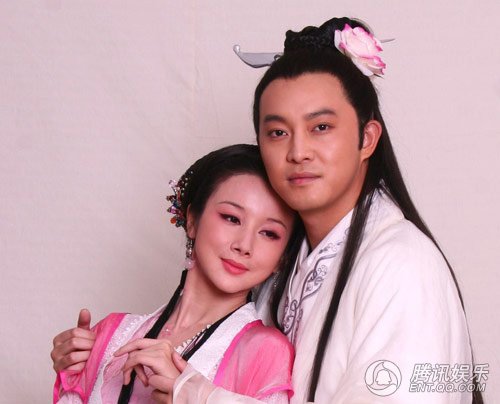 《牡丹亭》沙溢头插鲜花造型雷人 与孙菲菲恋