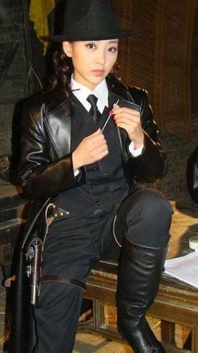 姜鸿《黑玫瑰》荧屏绽放 有胆有识人气高 _内