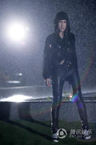 萧亚轩献出最大胆尺度 拍摄《倒数》mv展开宣