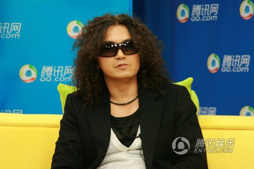 迪克牛仔做客宣传个唱 为缓解压力去秀水购物