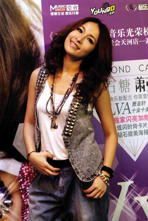 萧亚轩广州签售新专辑 《 颤栗传奇 》向MJ致敬