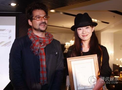 霍思燕68万买豪华吊灯 自创品牌受大师认可_南