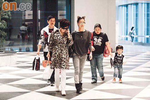 谢霆锋张柏芝报喜 儿子兴奋拿枪巡街显威风(图)