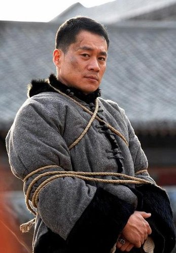 丁海峰《当铺》片场被虐 冬夜吊威亚泪流满面