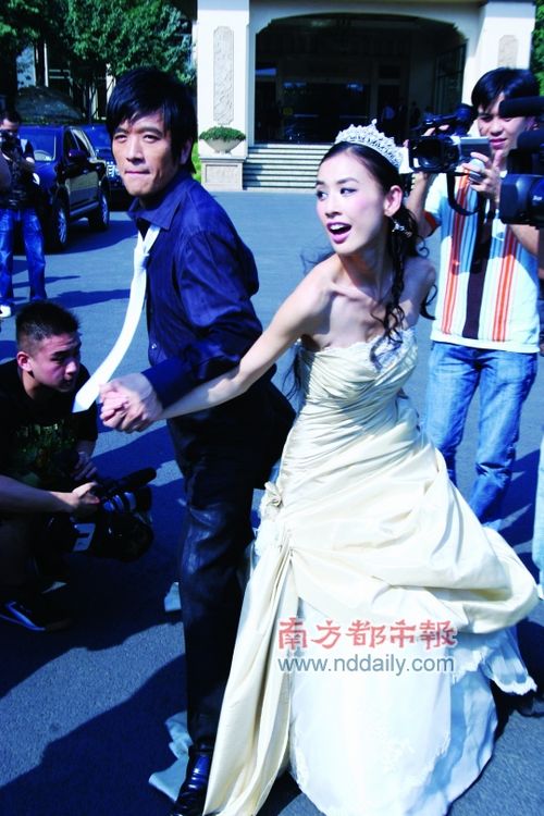 杨子身价妻女遭曝光 黄圣依被爆是子公司总裁