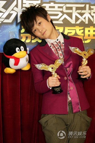 东南劲爆榜天娱横扫奖项 张杰李宇春称王称后