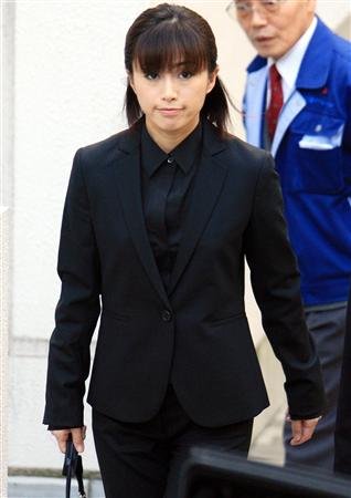 酒井法子终审露面 被判一年半缓期三年执行