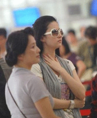 刘亦菲奢华墨镜遮面 妈妈朴素"跟班"