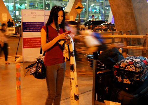龚蓓苾现身曼谷机场 《B+侦探》泰国开拍(图)
