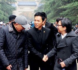 《十月围城》南京首映 众主创中山陵献花(图)