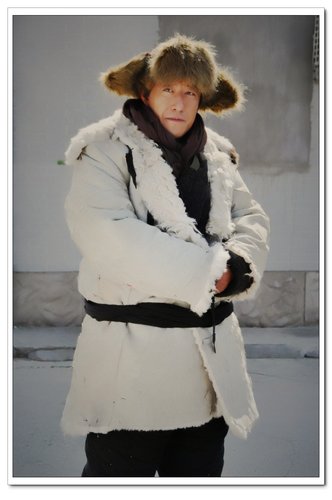 于震新戏扮民夫被人狂踹 为戏连摔跟头扭伤手