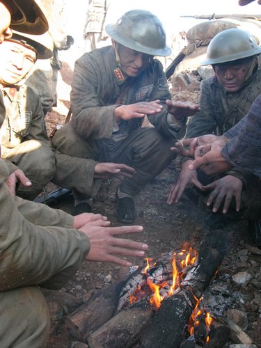 袁文康新作化身神枪手 严寒拍摄冻坏手指(图)_