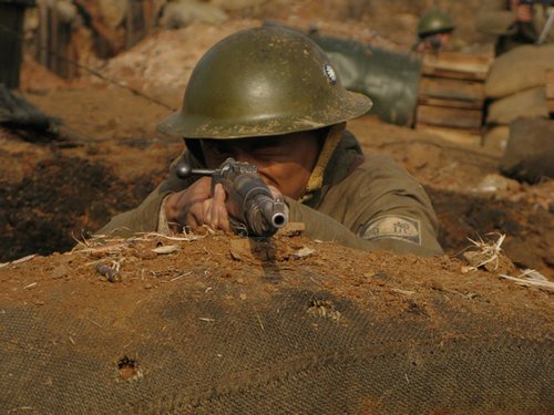 袁文康新作化身神枪手 严寒拍摄冻坏手指(图)_