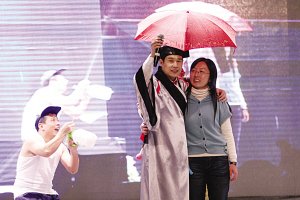 舞台上演电影 小沈阳南京遭女粉丝强吻