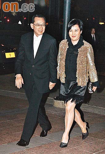 英皇集团主席杨受成跟郑裕彤老友非常,当然和杨太一起到贺.