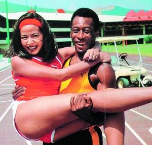 钟楚红泪眼追忆亡夫:希望想起他时会<em>开心</em>笑_港