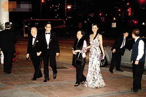 阔太<em>徐子淇</em>无惧寒冷大露背 <em>小女儿</em>写真曝光_港