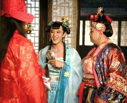 高昊男扮女装玩<em>反串</em> 穿紧胸衣直言做女生辛苦