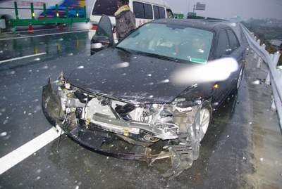 遇武汉恶劣雪天 歌手阿木高速路上出车祸(图)_