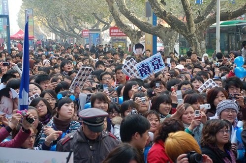 张杰口播寻人启事找歌迷 专辑南京签售人气爆棚