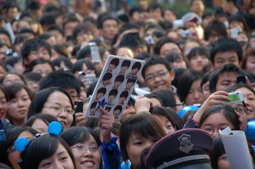 张杰口播寻人启事找歌迷 专辑南京签售人气爆棚