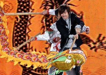 林俊杰参加欢乐中国行演出 热舞三节龙沸腾全