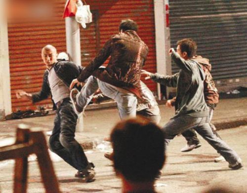 搏命拍摄新片《线人》 谢霆锋<em>街头</em>遭围殴_华