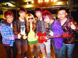 杰克逊御用女吉他手奥瑞安西 看好中国选秀乐