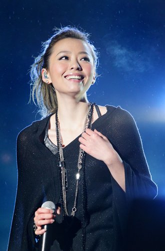 张靓颖遭遇暴雨唱响南京 自爆零下20度演出经历