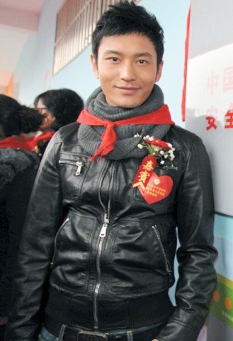 黄晓明再赴四川灾区 上体验课当消防宣传员(图