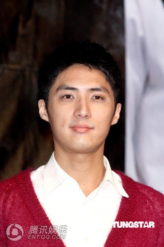 《我在1949等你》庆功 戴君竹斜肩礼服秀性感