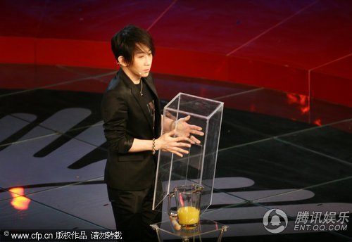 记者拍刘谦巡演遭殴打? 经纪人:对方先动手