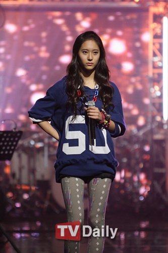 组图:韩国人气团体f(x)首尔live session录影_海