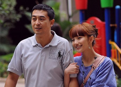 忘年恋是真爱?《瞧这一家子》<em>张嘉译</em>再恋80后