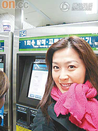 周丽淇靠身体语言吃美食 韩国之旅地铁探险_