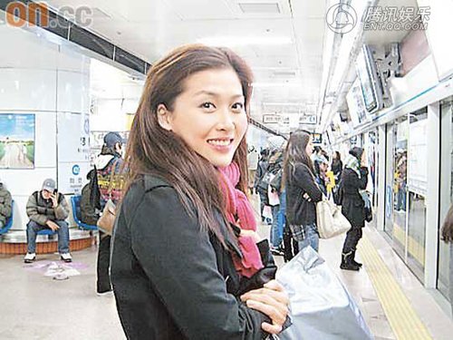 周丽淇靠身体语言吃美食 韩国之旅地铁探险_