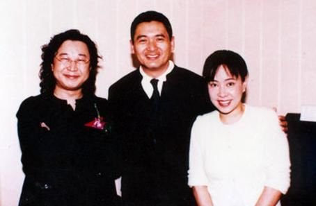 晚会主题歌曲的张俊以,在博客中爆料,周润发妻子与婆婆近20年的"内战"