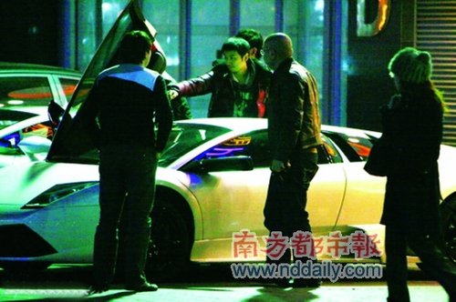 劳斯莱斯中步出,而兰博基尼跑车里则出来一位身穿黑色休闲大高清图片