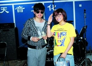 图文:<em>张杰</em>为个唱彩排 全程<em>戴墨镜</em>装酷_大陆新