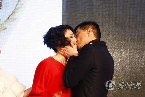 李亚鹏被起哄热吻爱妻王菲小s现场耍宝饭后几小时下水才能v爱妻图片