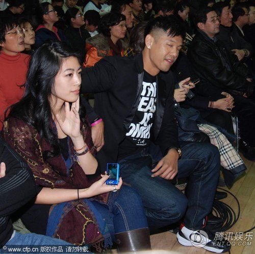组图:<em>陈建州</em>撇<em>女友</em>范玮琪看篮球 与美女耳语_